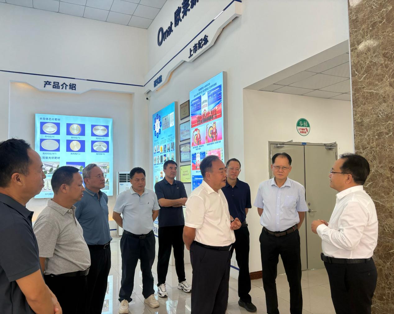 王学成副主席一行在欧莱新材展厅参观交流