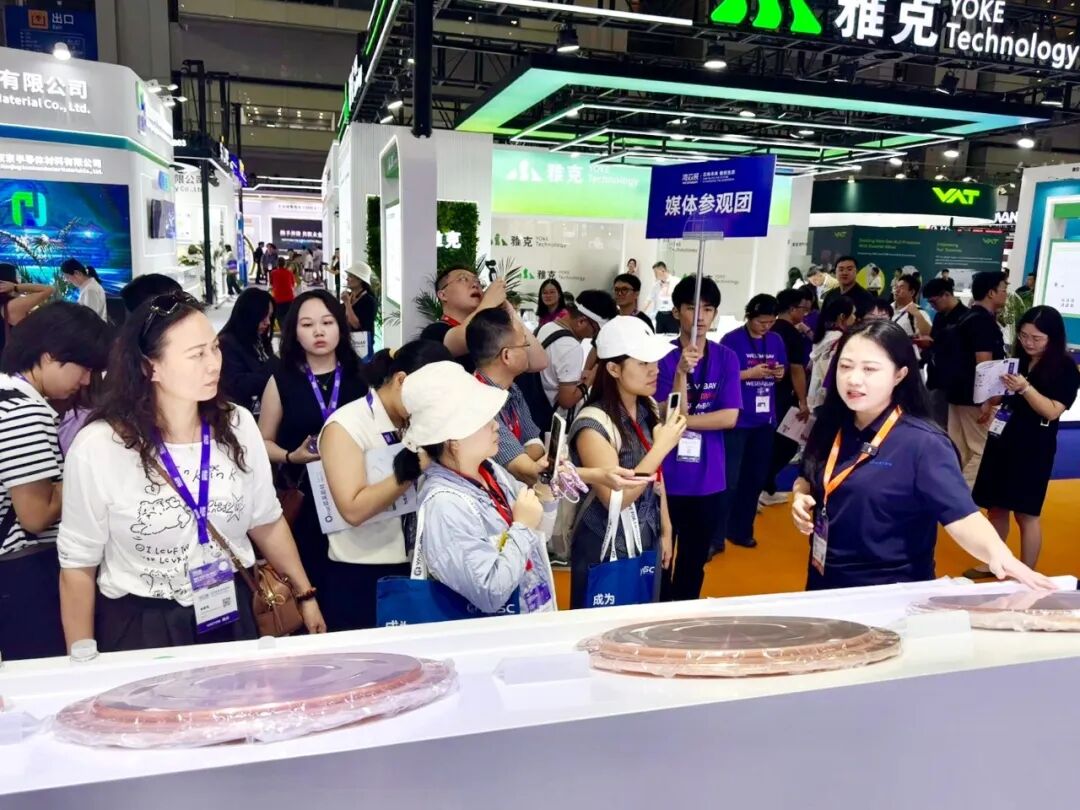 媒体参观团在欧莱新材展位驻足咨询